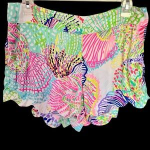 Lilly Pulitzer Callahan Shorts with multi-colored print and scalloped hem Sz L